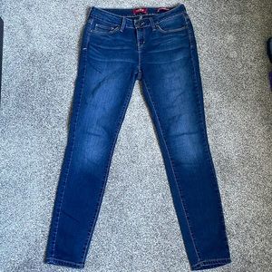 Guess women’s medium rise skinny jeans